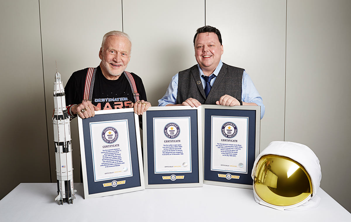 Buzz Aldrin y el editor en jefe de GWR Craig Glenday en 2016