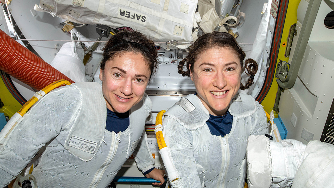 Dos astronautas de la NASA son honradas por batir el récord de la primera caminata espacial por un equipo femenino