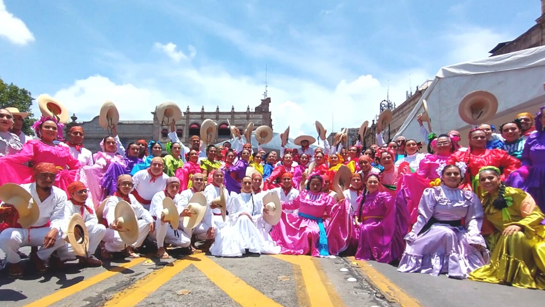 Impresionante baile tradicional masivo rompe récord mundial en México