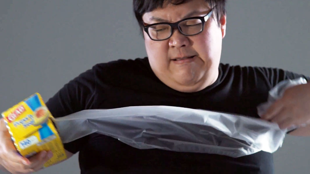 YouTuber japonés envuelve a otra persona en papel plástico a una velocidad impresionante para establecer un récord en el Día de GWR