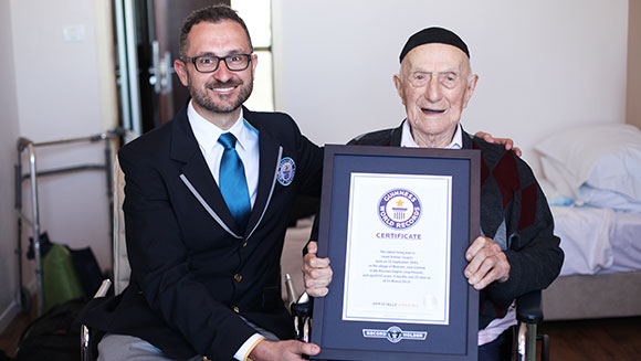 Guinness World Records certifica al señor Israel Kristal como el hombre más anciano del mundo