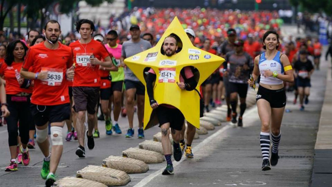 Corredor mexicano logra récord por correr un maratón disfrazado de estrella 