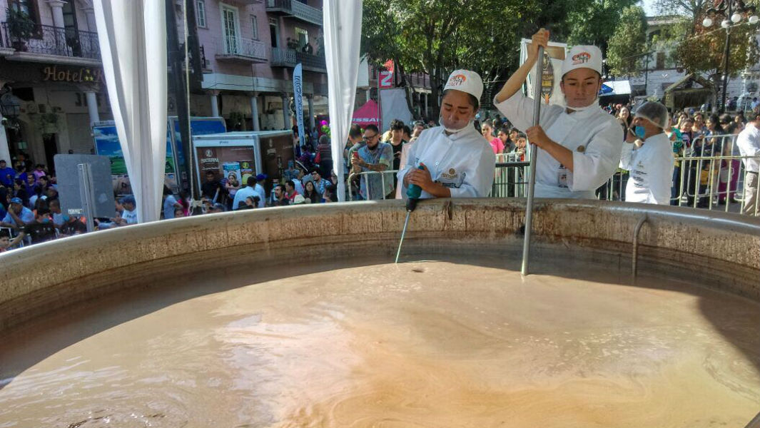 Preparan la mayor taza de chocolate caliente del mundo en México