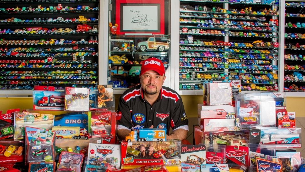 Papá mexicano consigue la colección más grande de artículos de Cars 