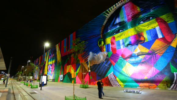 Artista brasileño dirige un equipo a pintar un mural inspirado en Rio 2016