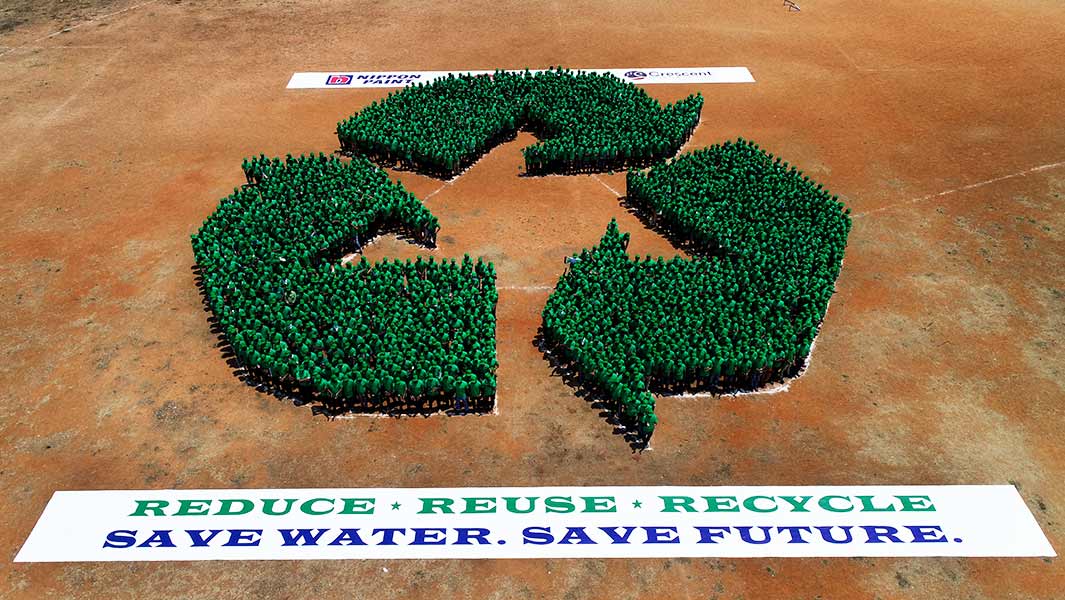 1.726 personas forman la imagen humana del símbolo del reciclaje en la India 