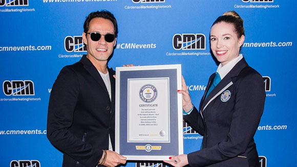 Guinness World Records honra a Marc Anthony con récord de ventas de álbumes tropicales 