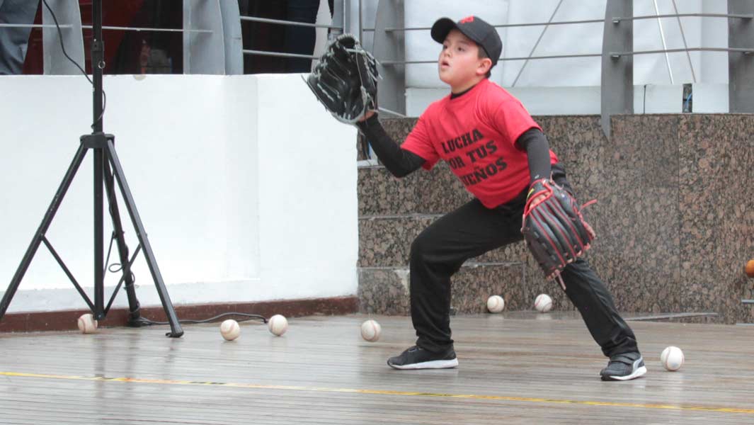 Papá colombiano ayuda a su hijo a cumplir su sueño con un récord de béisbol 