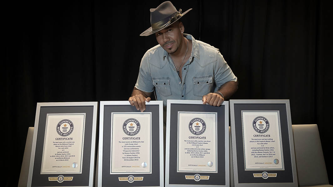 El artista Latino Romeo Santos es galardonado con cuatro récords Billboard
