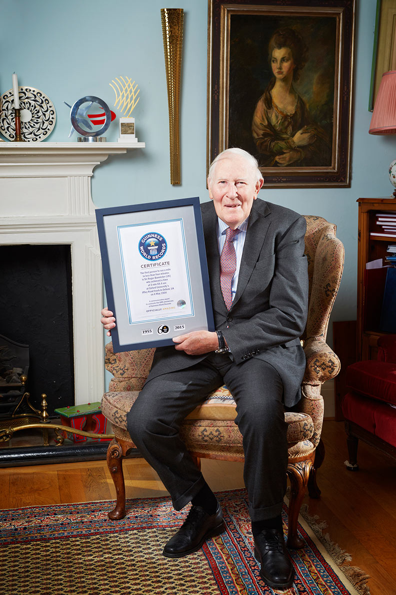 Roger Bannister con su certificado en el año 2016