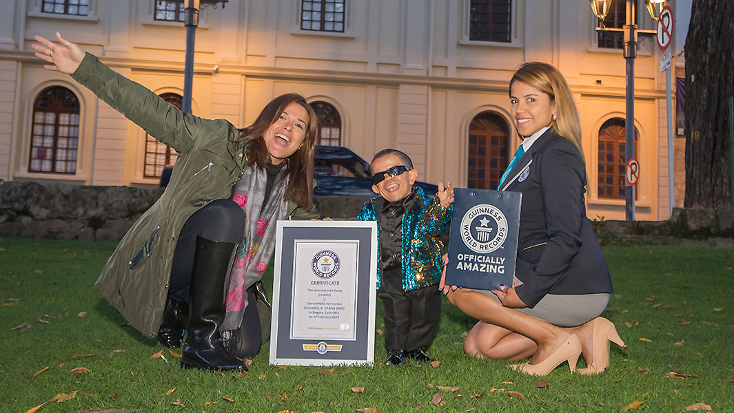 Nuevo récord: El título de récord del hombre vivo más pequeño del mundo con movilidad le pertenece a Edward Niño Hernández de Colombia