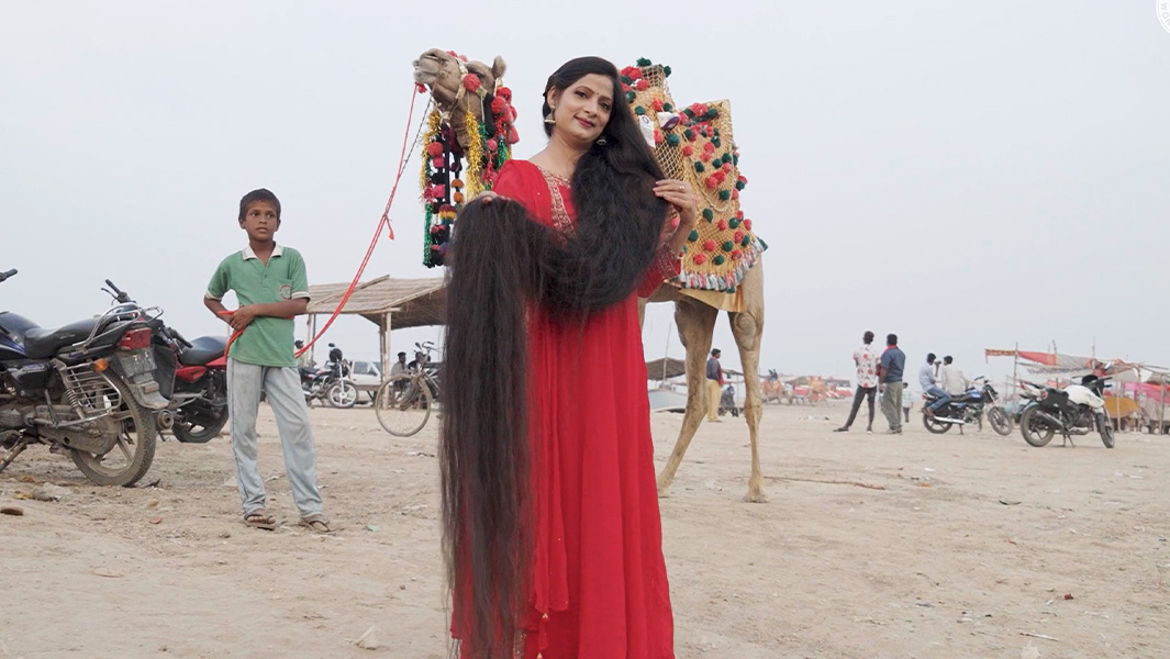 Una mujer india rompe el récord del pelo más largo del mundo con más de dos metros