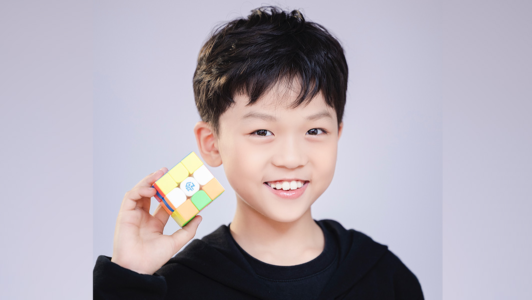 Yiheng Wang, de 9 años, resuelve el cubo en tiempo récord