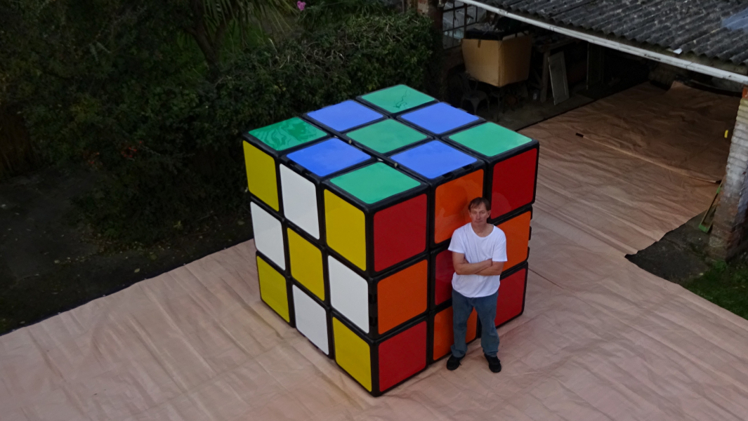 Fabricante de rompecabezas británico crea el cubo de Rubik más grande del mundo