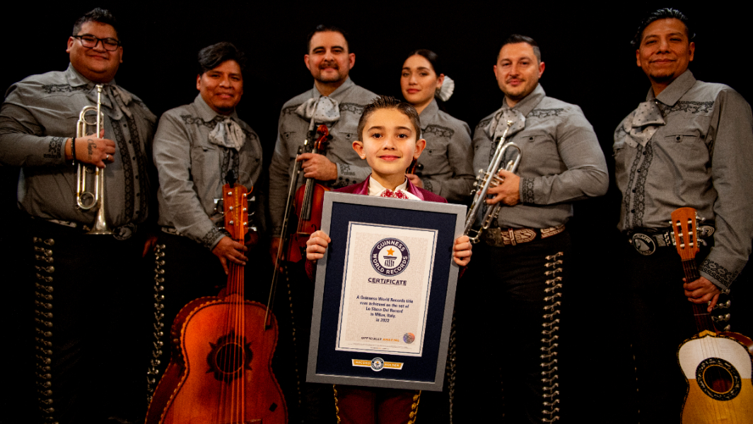 "Me gusta tomar el control del escenario": El cantante mariachi más joven del mundo sólo tiene nueve años