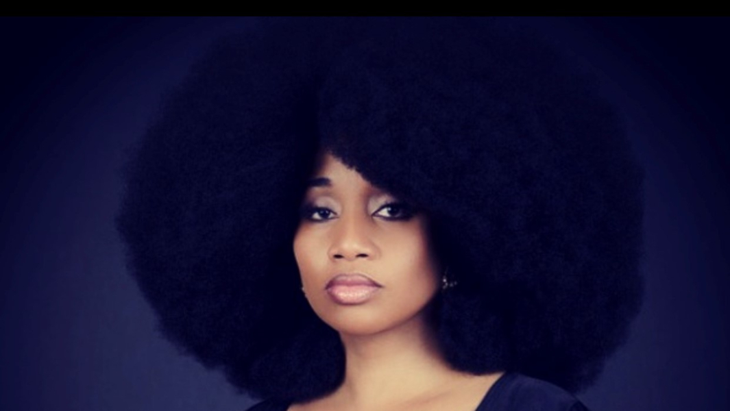La mujer con el afro más grande del mundo dice que el orgullo por su pelo la ha llevado al amor propio