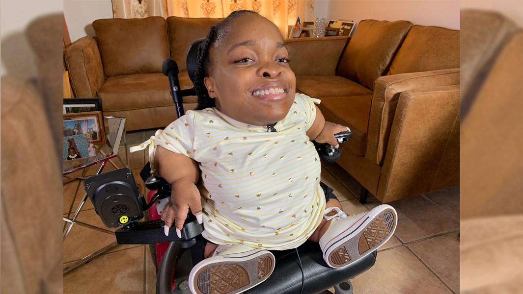 Wildine Aumoithe es la mujer más pequeña del mundo sin movilidad